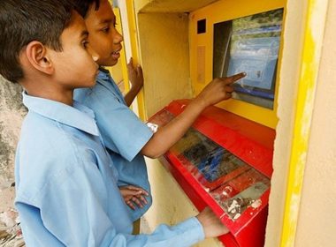 Mitra was surprised that with encouragement, the children self-taught themselves. (openideo.com)